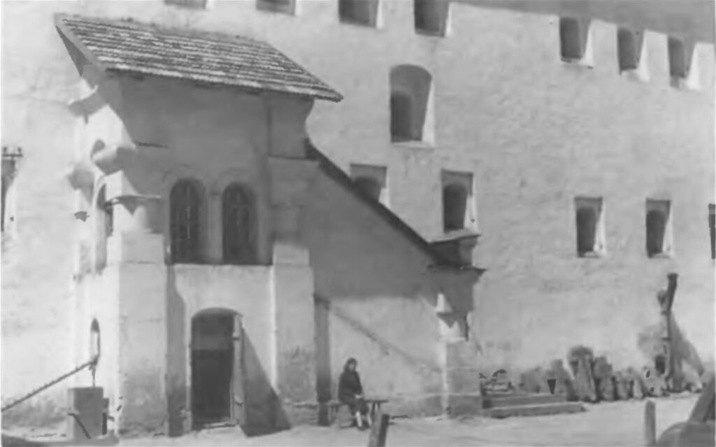 Крыльцо палат купца Поганкина: переделанное в 1907 году