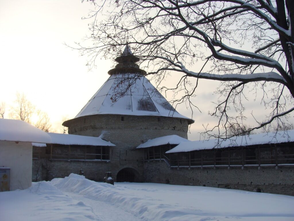самая большая башня псковской крепости - Покровская