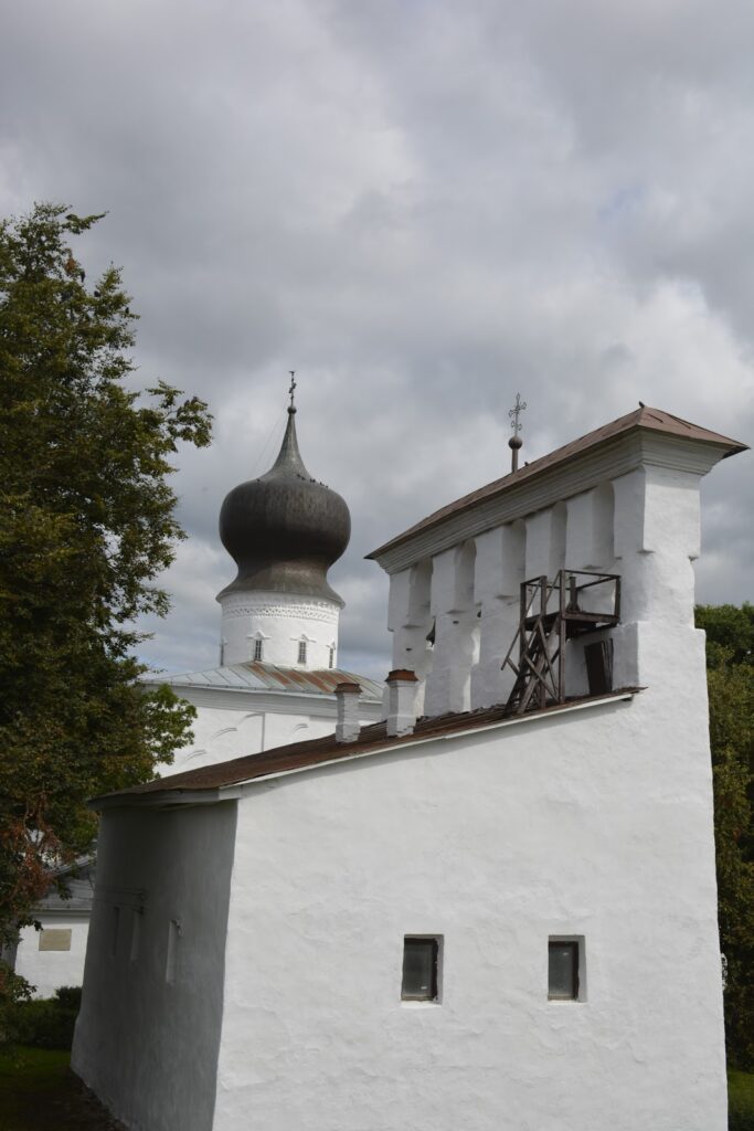 Звонница Успенской церкви и Успенская церковь. XVI век.