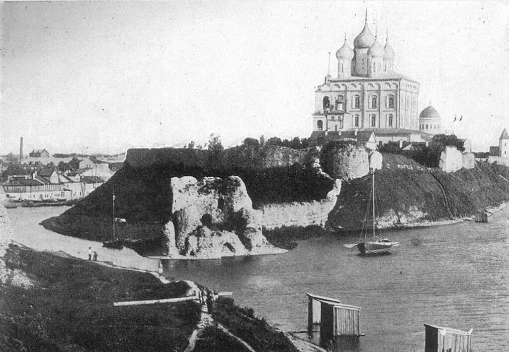 Вид на руины Плоской башни и Псковский Кремль. До реставрации.