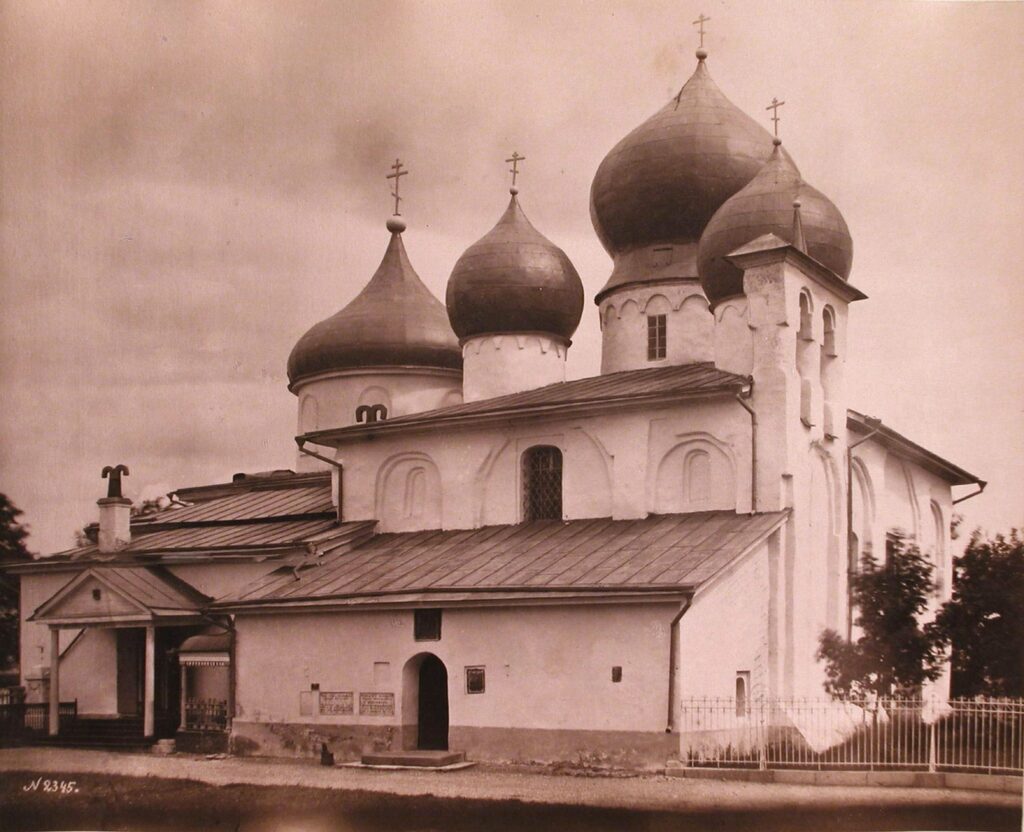 Фотограф И.Ф.Барщевский. Собор Рождества Иоанна Предтечи в Пскове. Примерная датировка фотографии - 1890-1894.