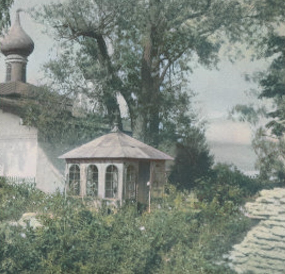 Часовня-усыпальница на Алексеевском кладбище в Пскове. Фрагмент фотографии 1946 года. Раскрашено нейросетью в 2026 году