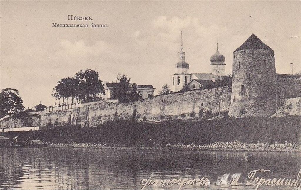 Мстиславская башня на старой открытке