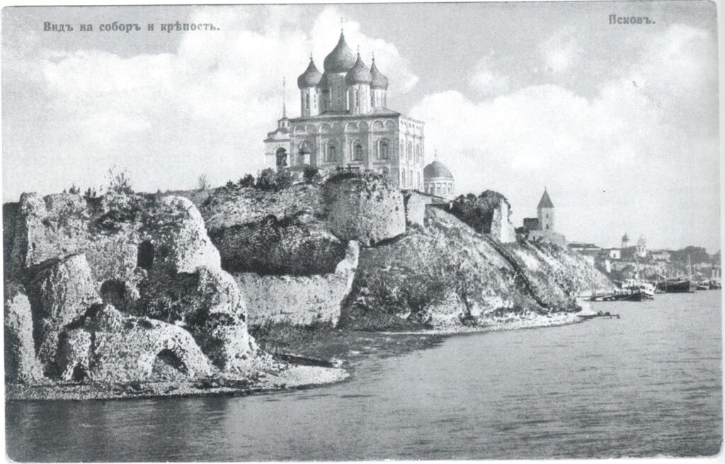 Руины Плоской (на переднем плане) и Кутней (на фоне собора) башен на старой открытке.